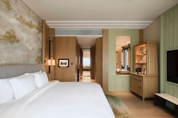 Deluxe Room, 1 King Bed, Park View, Corner