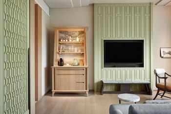 Deluxe Room, 1 King Bed, Park View, Corner