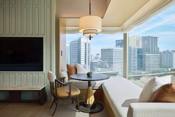Deluxe Room, 1 King Bed, Park View, Corner