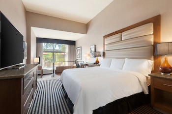 Superior Room, 1 King Bed, Pool View