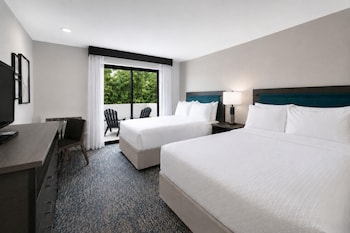 Deluxe Room, 2 Queen Beds, Bathtub