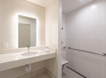 Room, 2 Queen Beds, Accessible (Roll-In Shower)