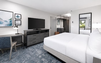 Room, 1 King Bed, Bathtub, Garden View