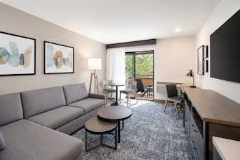 Deluxe Suite, 1 King Bed with Sofa bed, Balcony