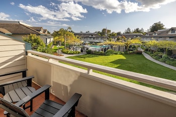 Room, 1 King Bed, Bathtub, Garden View