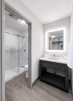 Deluxe Room, 2 Queen Beds, Bathtub