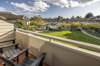 Room, 2 Queen Beds, Garden View