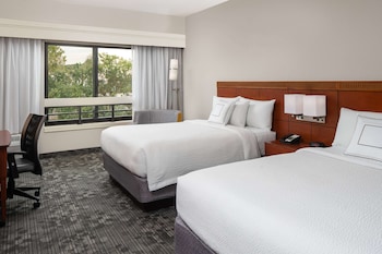 Room, 2 Queen Beds, Pool View (Preferred)