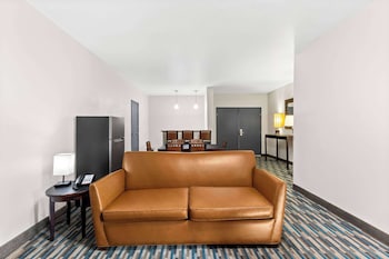 Studio Suite, 2 Queen Beds, Non Smoking, Poolside