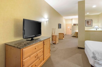 Family Suite, 2 Queen Beds, Non Smoking (with Sofabed)