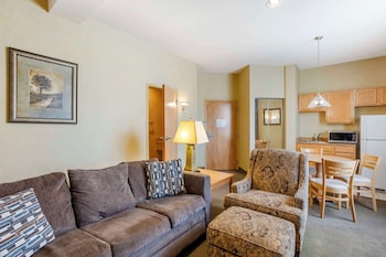 Suite, Multiple Beds, Non Smoking, Jetted Tub (Living Room)