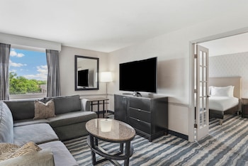 Deluxe Suite, 1 King Bed, Microwave