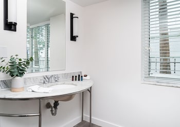 Signature Suite, 1 King Bed, Garden View