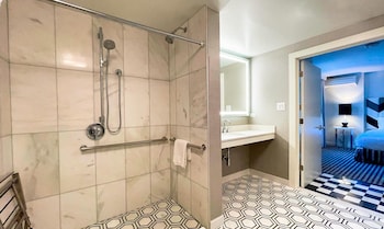 Premier Suite, 1 Queen Bed, Accessible