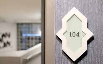 Premier Suite, 1 King Bed, Roll-in Shower