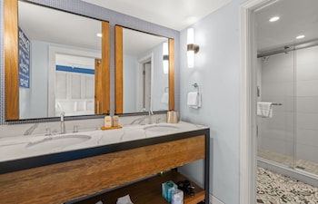 Suite, 1 King Bed, Fireplace (Bayside)