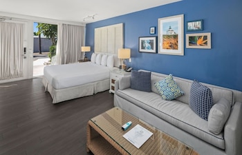 Room, 1 King Bed (Accessible Roll-in Shower)