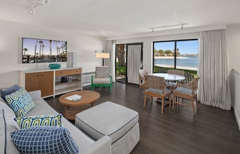 Suite, 1 King Bed with Sofa bed (Bayside Bungalow Cove)