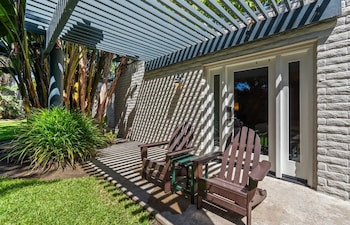 Premium Room, 1 King Bed, Lanai (Garden)