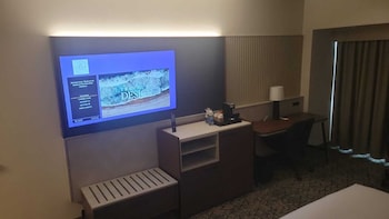 Club Room, 1 King Bed, Capitol View