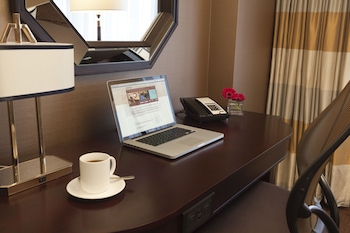 City Room, Multiple Beds, City View