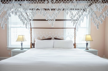 The Curry Poolside Suite | Second Floor King