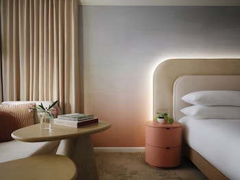 Room, 1 King Bed, Courtyard View