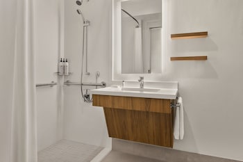 Room, 2 Queen Beds (Mobility/Hearing Access, Roll-In Shwr)