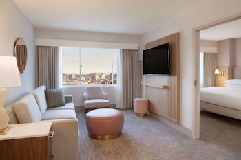 Suite, 1 King Bed, Balcony, City View