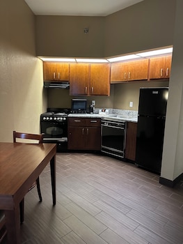Studio, 1 King Bed, Non Smoking, Kitchenette