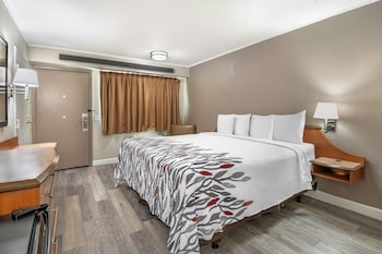 Deluxe Room, 1 King Bed, Accessible (Smoke Free)