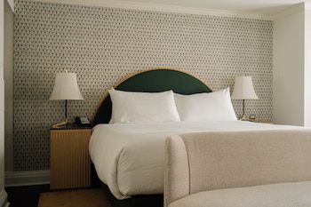 Deluxe Room, 1 King Bed (Deluxe Poolside Courtyard King)