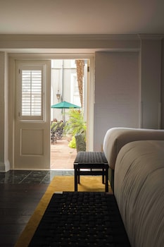 Deluxe Room, 2 Queen Beds (Deluxe Poolside Courtyard Two Queens)