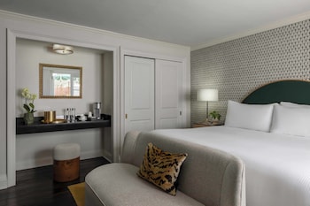 Deluxe Room, 1 King Bed (Deluxe Poolside Courtyard King)