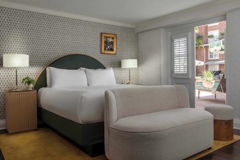 Deluxe Room, 1 King Bed (Deluxe Poolside Courtyard King)
