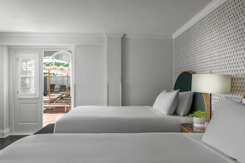 Deluxe Room, 2 Queen Beds (Deluxe Poolside Courtyard Two Queens)