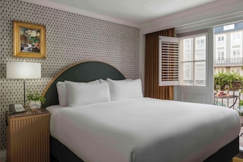 Standard Room, 1 King Bed (Petite King with Courtyard Balcony)