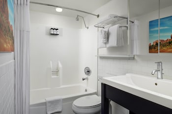 Suite, 2 Queen Beds, Non Smoking (Living Room)