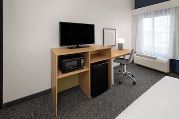 Room, 1 King Bed, Accessible, Bathtub (Mobility, Hearing)
