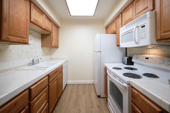 Suite, 1 Queen Bed, Non Smoking, Kitchen (Living Room;with Single Sofabed)
