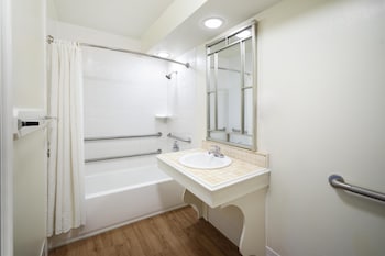 Standard Room, 2 Double Beds, Accessible, Bathtub