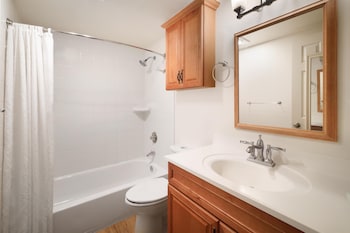 Suite, 1 Queen Bed, Non Smoking, Kitchen (Living Room;with Single Sofabed)
