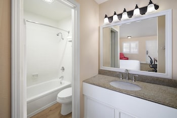 Standard Room, 1 Queen Bed, Non Smoking, Refrigerator & Microwave