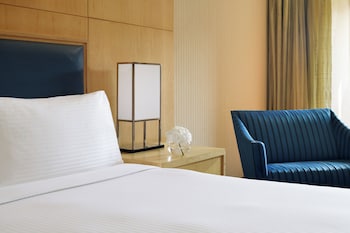 Classic Room, 1 King Bed, Smoking (Club Floor)