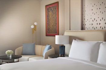 Classic Room, 1 King Bed, Smoking (Club Floor)