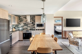 3 Bedroom 2 King 2 Doubles Suite
