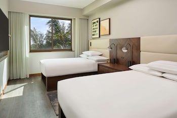 2 Bedroom Resort View 1 King 2 Doubles Roll In Shower