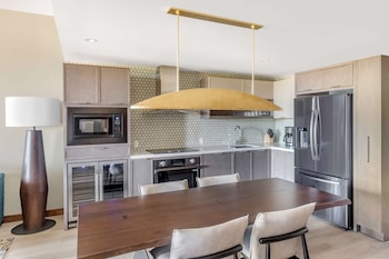 1 Bedroom Ocean View King Deluxe Suite