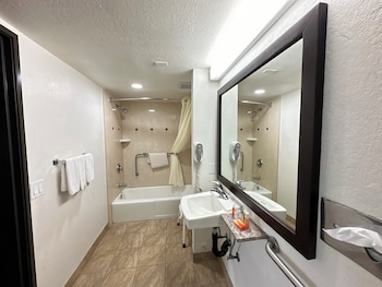 Room, 2 Queen Beds, Accessible Bathtub