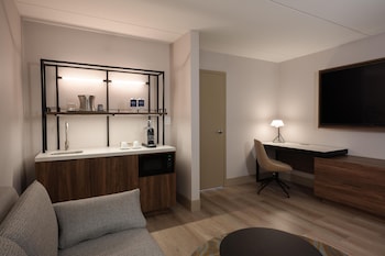 2 DBLS EXEC LEVEL SUITE MOBILITY ACCESS TUB